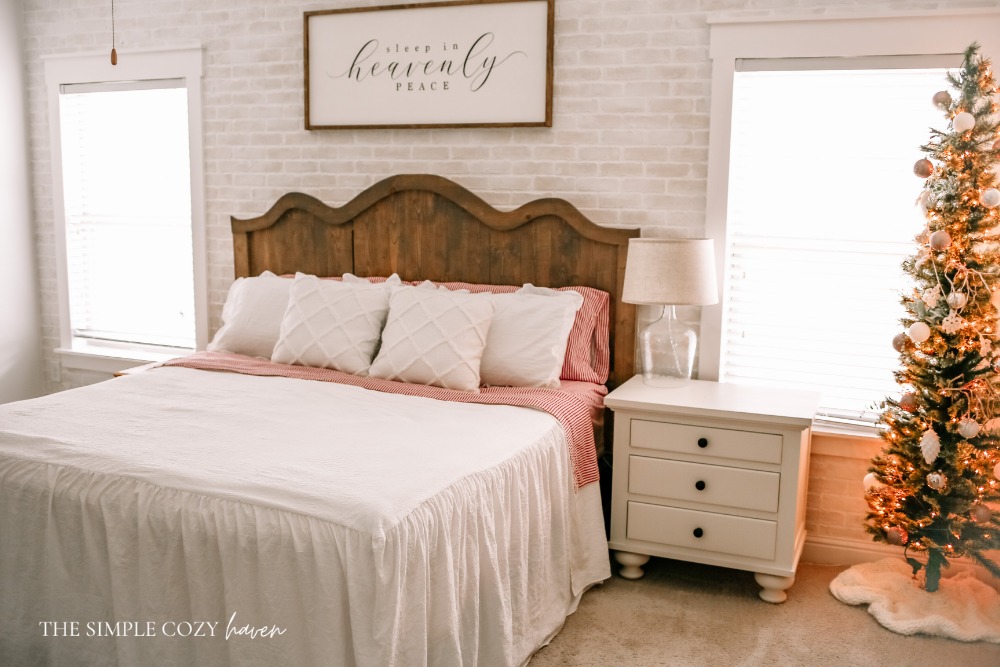 How to Decorate your Master Bedroom for Christmas