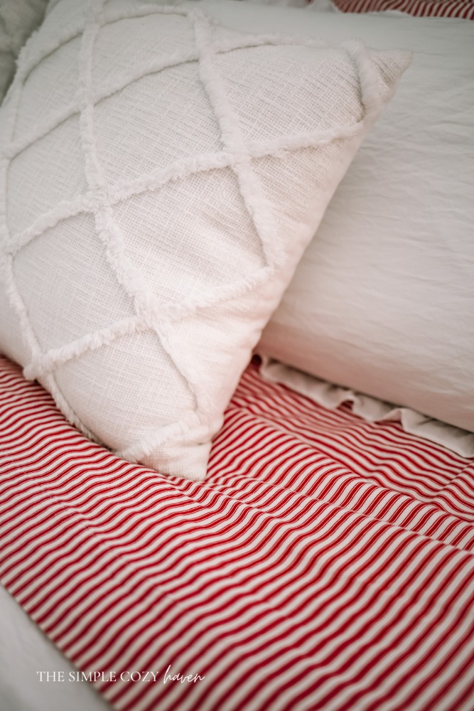 How to Decorate your Master Bedroom for Christmas