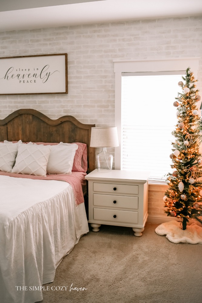 How to Decorate your Master Bedroom for Christmas